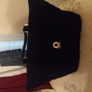 Vera Bradley large tote bag black quilted fabric, outside compartment.